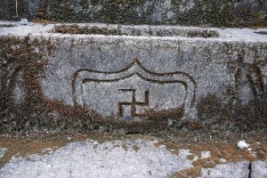 Old Japanese Tombstone by rocketvox_ on flickr